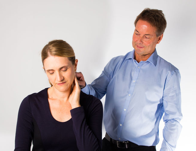 Specialist Sports & Spinal Physiotherapy Nedlands Woman with neck pain